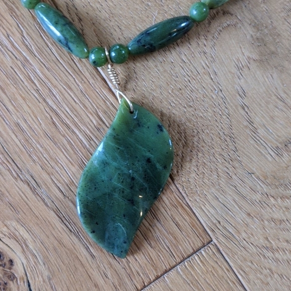 Handmade greeen stone necklace and bracelet. - Picture 2 of 6